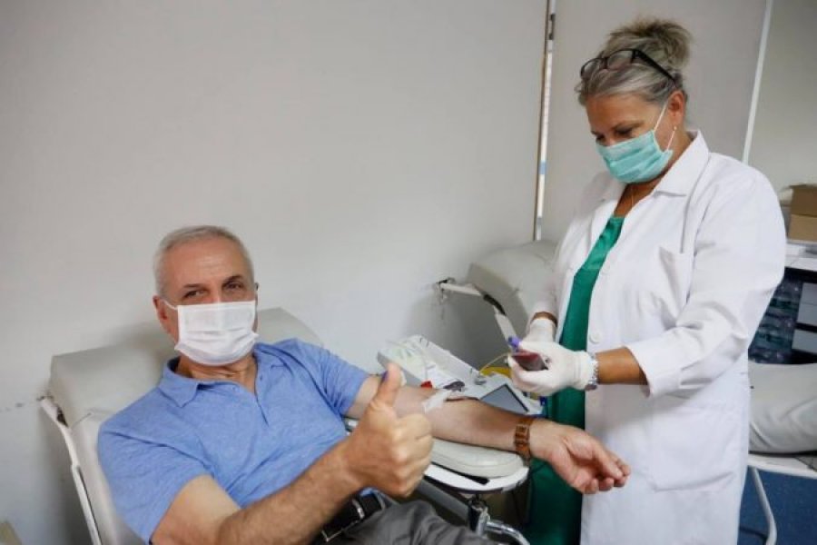 Mposhti koronavirusin, një tjetër mjek i njohur dhuron plazmën e gjakut