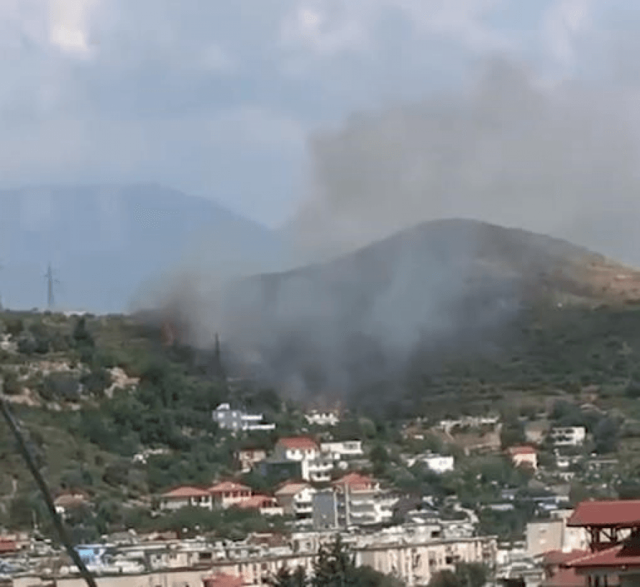 Zjarr i madh në Tiranë, banorët prej orësh në rrezik