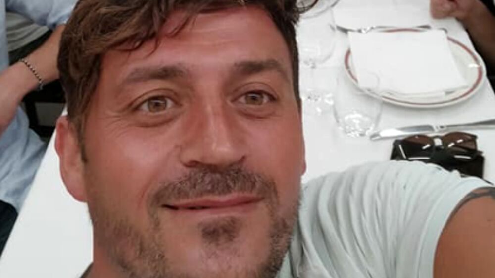 Shqiptari godet kokën teksa hidhet në pishinë, vdes në vend babai i dy fëmijëve