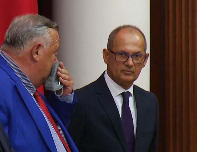 FOTO/Rektori i Universitetit të Mjekësisë kapet nga kamerat duke fshirë djersët me maskë