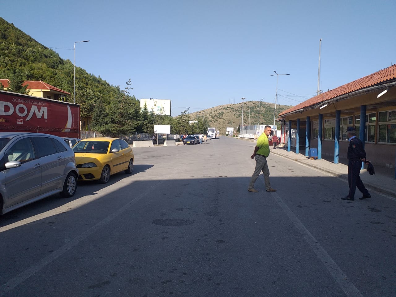 Zhbllokohet radha e gjatë në Kapshticë, emigrantët shqiptarë kalojnë drejt Greqisë