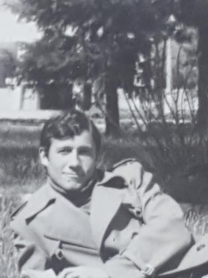 E mbytën me kërkesa për kaçurrelat, Kostaq Papa hap arkivin me foto të rinisë: Po ua plotësoj dëshirën