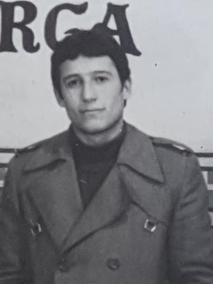 E mbytën me kërkesa për kaçurrelat, Kostaq Papa hap arkivin me foto të rinisë: Po ua plotësoj dëshirën