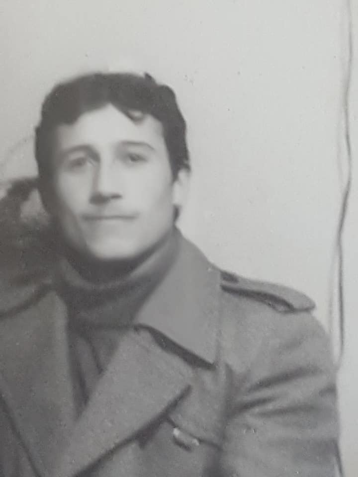 E mbytën me kërkesa për kaçurrelat, Kostaq Papa hap arkivin me foto të rinisë: Po ua plotësoj dëshirën