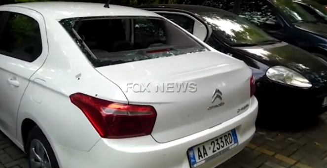 EMRI/Dëmtohen 6 mjete luksoze në hyrje të hotelit në Tushemisht, pronari me precedent penal