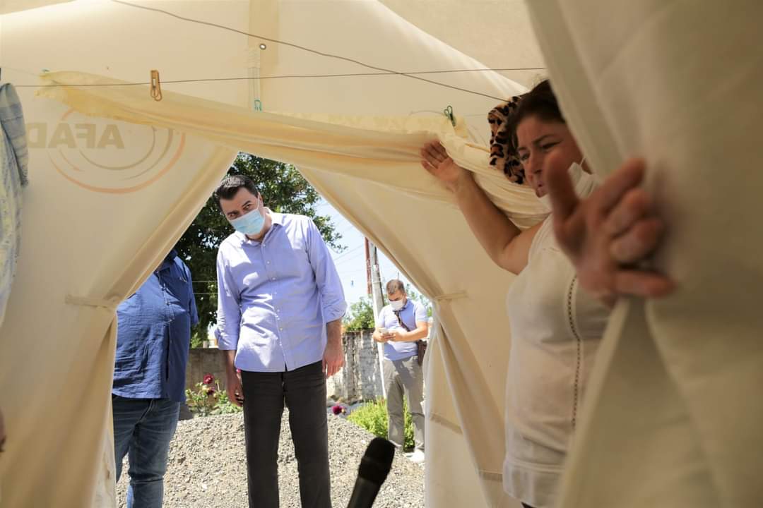 FOTO/Basha tregon realitetin në Manzë: 10 muaj pas tërmetit banorët janë ende në çadra, qeveria i gënjeu