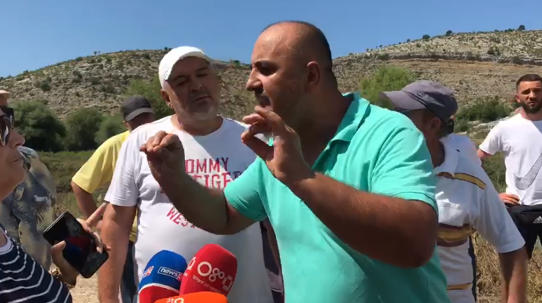 Do ngrihet gurore në Delvinë, banorët përplasen fizikisht me me përfaqësuesit e firmës