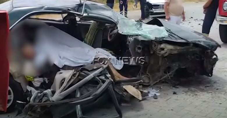 Pamje të rënda nga aksidenti në Elbasan, sharrohet makina për të nxjerrë trupin e pajetë