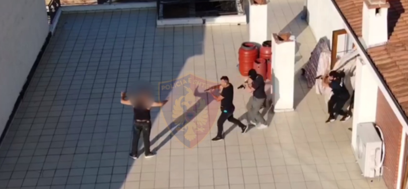 VIDEO/Droni i ndoqi deri në tarracë, pamjet e arrestimit të shumëkërkuarve, fshiheshin në Tiranë