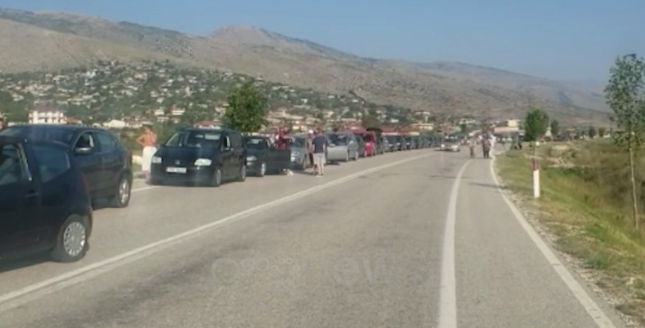 Radha kilometrike dhe kaosi në Kakavijë, ‘qetëson’ Ministria e Jashtme: Pala greke do të lehtësojë masat