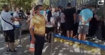 VIDEO/Pamjet nga ambasada shqiptare në Greqi: Emigrantët prej orësh torturohen në radhë të gjata në kohë pandemie
