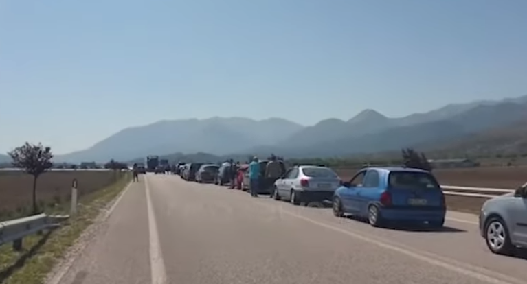 Mbi 10 km radha në pritje, dyndje makinash për të hyrë në Greqi para 16 gushtit