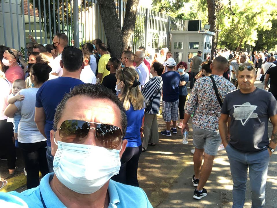 VIDEO/Vazhdon situata e vështirë e emigranteve para ambasadës shqiptare në Greqi: Njerëzit po kalojnë tmerr!