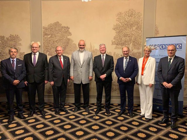 “Me model iranian, na mori ‘erzin’”- Nishani publikon foton e Ramës: I vetmi pa kollare në takimin e rëndësishëm