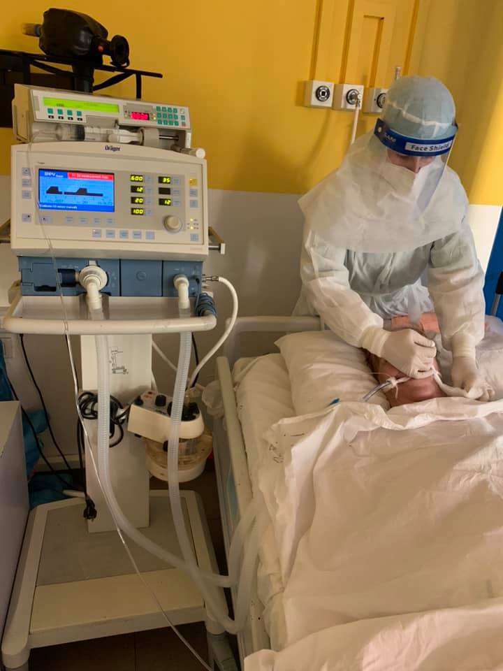 FOTO/Shehaj dhuron respiratorë dhe pajisje jetike për spitalin COVID 2, shefja e reanimacionit: Po shpëtojnë jetë