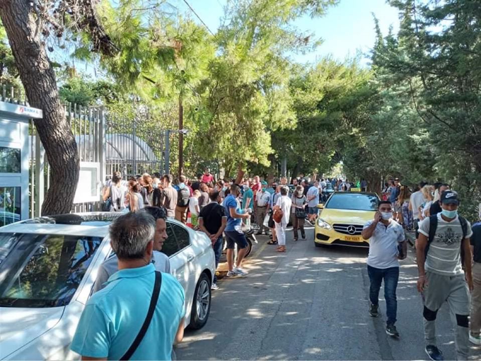 VIDEO/Vazhdon situata e vështirë e emigranteve para ambasadës shqiptare në Greqi: Njerëzit po kalojnë tmerr!