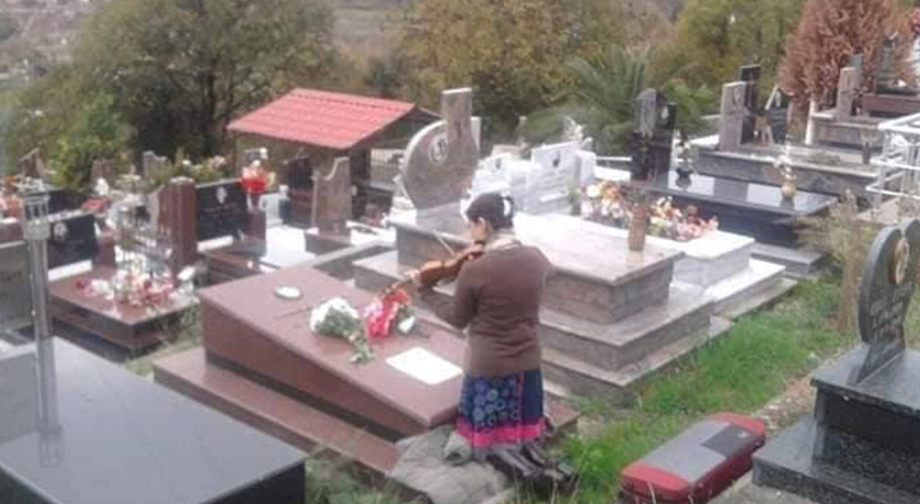 FOTOLAJM/Realizon amanetin, shqiptarja vjen nga Italia për të luajtur violinë tek varri i nënës