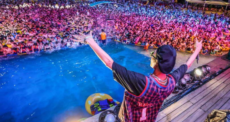 VIDEO/Nga një qytet me rrugët bosh, sot me pishinat plot: Si ka ndryshuar jeta në Wuhan