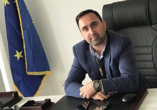 Humbi nënën nga Covid-19, ndërron jetë pasi u shërua zyrtari i Arsimit në Tiranë