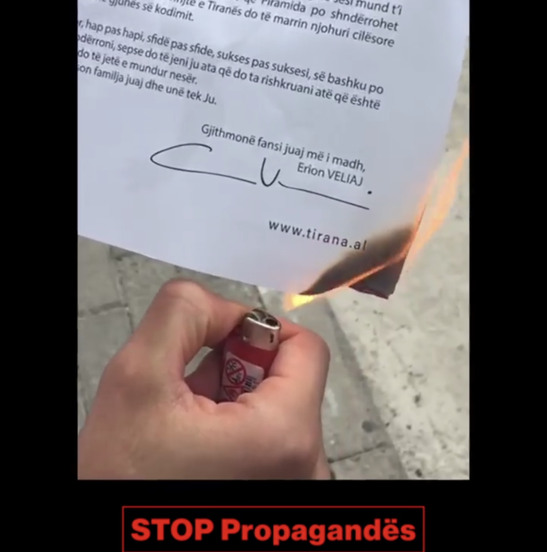 VIDEO/ Nxenesit djegin ne shkolla letren pershendetese te Erion Velise