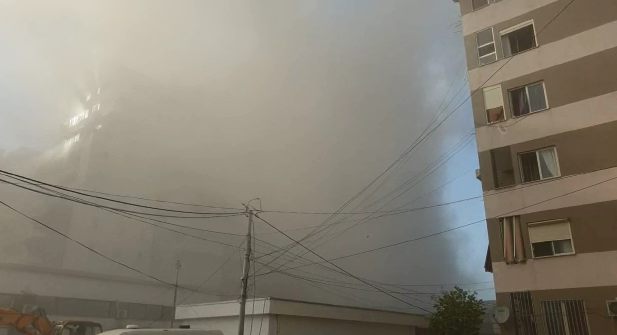 Shembet pallati i Kastrateve ne Durres, tymi mbulon lagjen