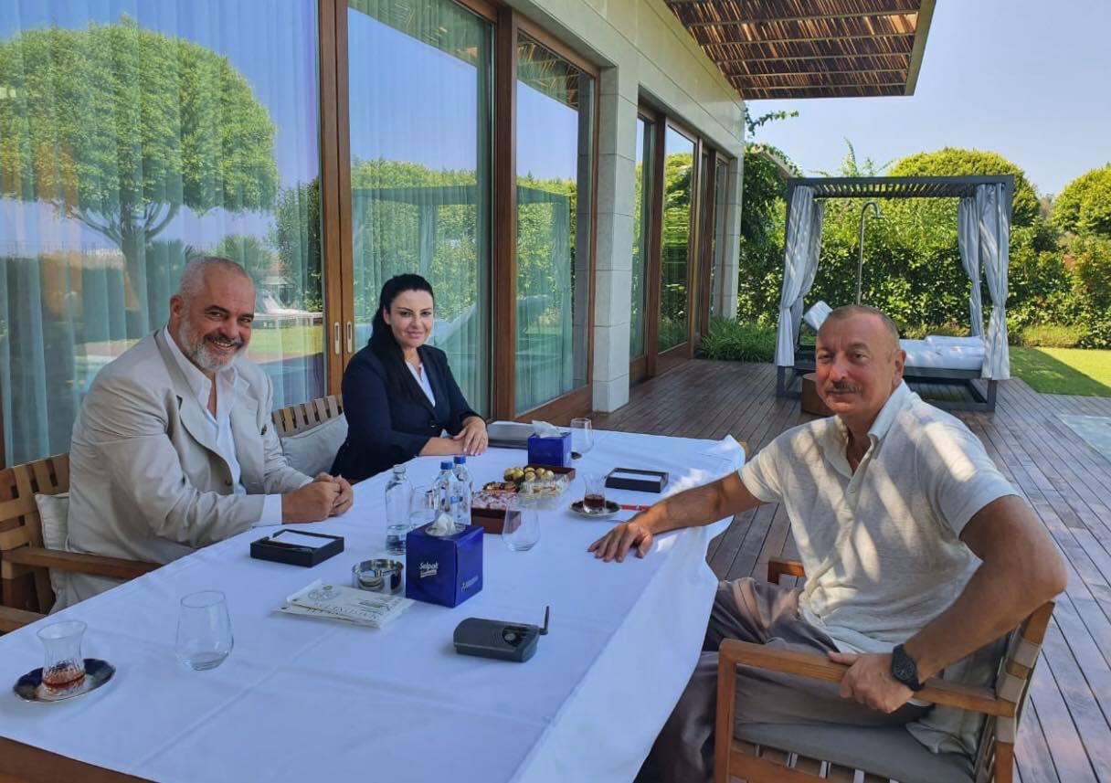 Rama perdor si ‘grevethyes’ Presidentin azer. Thote se bisedoi per Ballshin