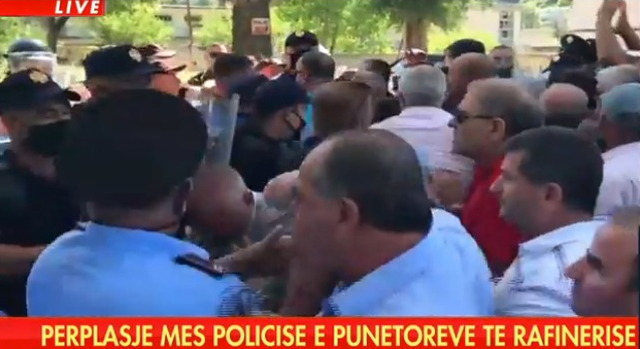 Tensione të forta para rafinerisë së Ballshit, naftëtarët përplasen me policinë