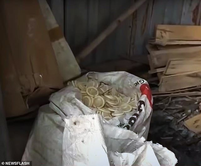 FOTO/Policia sekuestron 324 mijë prezervativë të përdorur