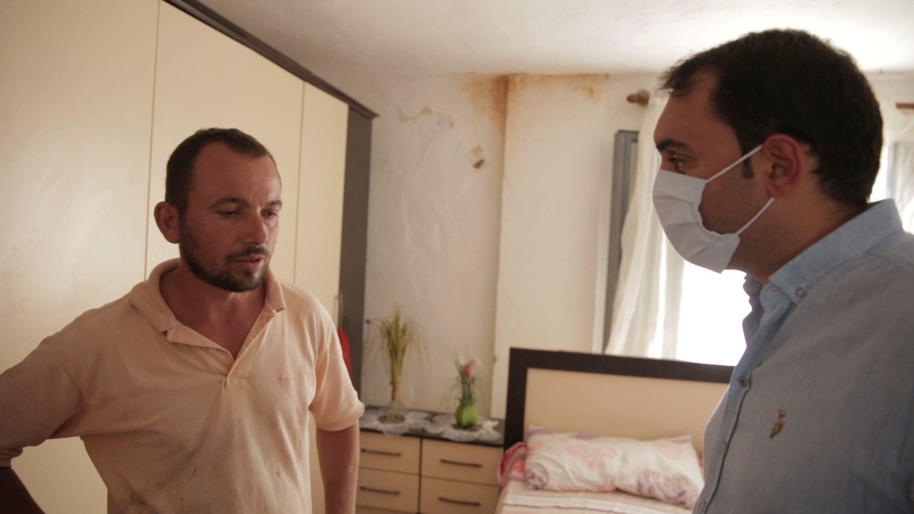 “I lind femija, nuk mund te jetoje me ne cader, rikthehet ne shtepine e rrenuar”