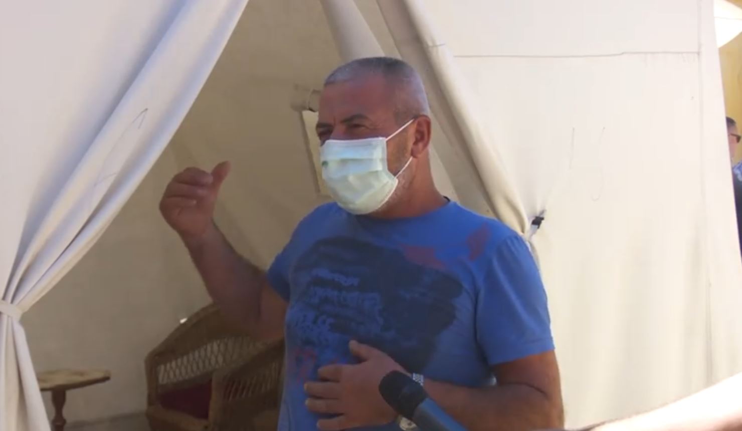 “Kredinë e paguaj me pensionin që më jep nëna”, Banori nga Thumana  herë në shtëpinë e shembur, herë në çadrën e së ëmës: Asnjë ndihmë nga shteti, unë sikur s’jam shqiptar!