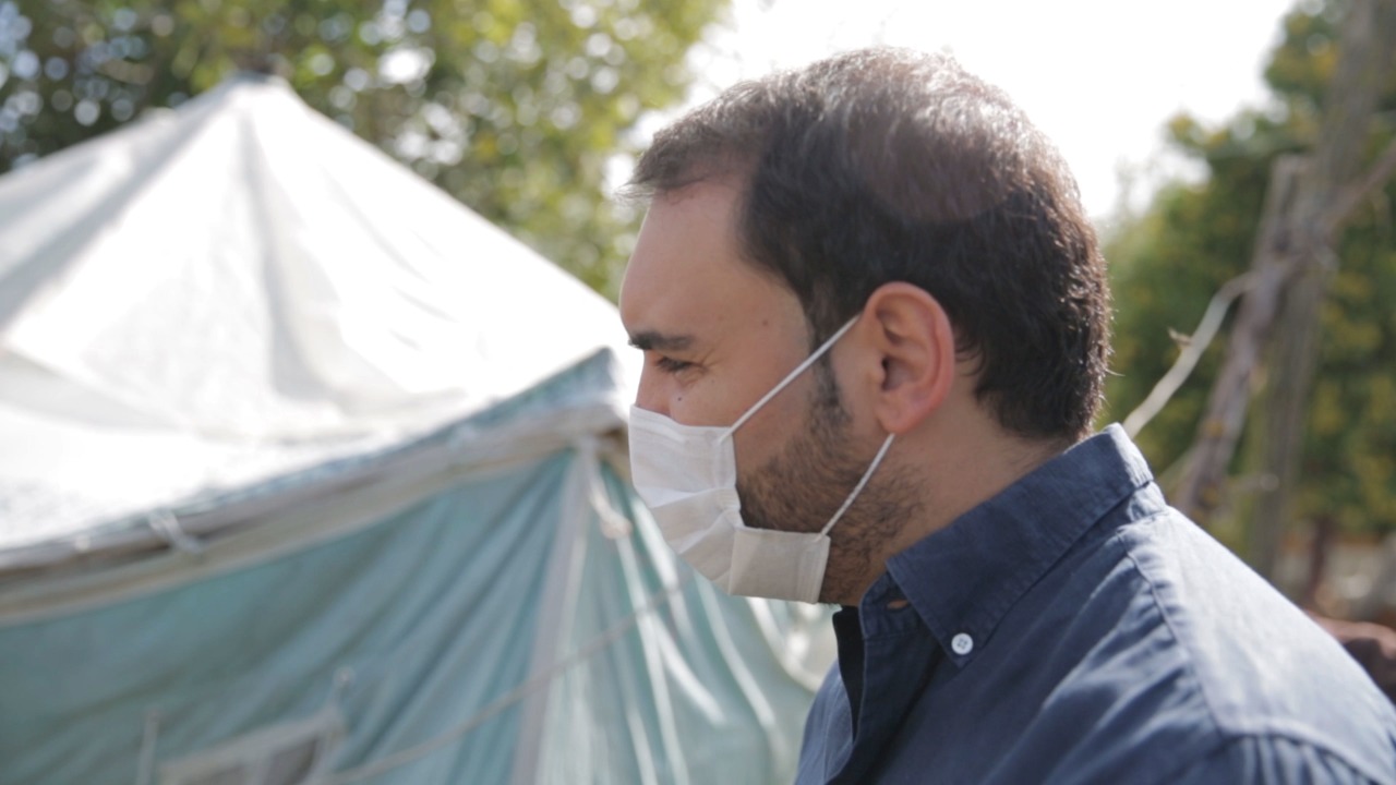 VIDEO/ “Kush pyet o vlla”, banesa iu shemb nga tërmeti, familja në Kurbin: A rrihet në çadër? Nuk dua luks, veç shtëpi të fus kokën brenda