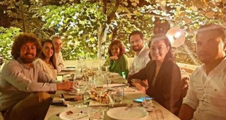 FOTOLAJM/’Nisma’ fton Yuri Kim për darkë, në tavolinë dhe Rudina Hajdari