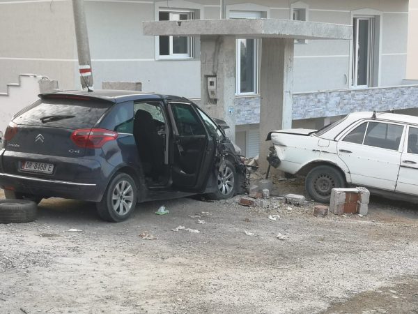 Aksident me vdekje në Sarandë, makina me tre persona përplaset fort me bordurën