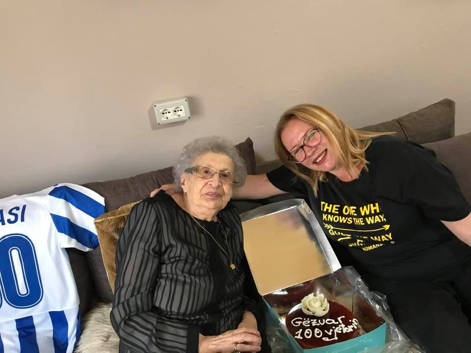 “1 shekull jetë”, gruaja e legjendës Selman Stërmasi feston 100-vjetorin e lindjes