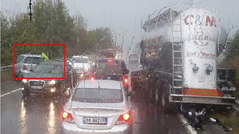 Aksident në Rrugën e Kombit, makina përplaset me një autobot