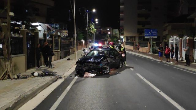 FOTOLAJM/Me shpejtësi “skëterrë”, makina merr përpara shtyllën dhe murin e banesës