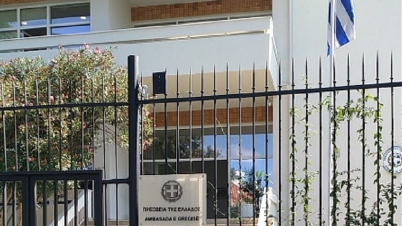 Ambasada greke në Tiranë pezullon dhënien e vizave, si do veprohet për kthimin e pasaportave