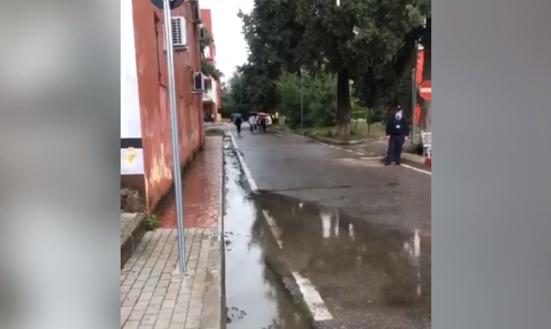 VIDEO/Mjekja denoncon: PPP-ja e parkimit s’po na lejon të fusim makinat as në oborrin e QSUT