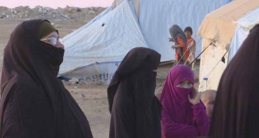 Kërkonte të prehej në Shqipëri, shuhet në kampin sirian gjyshja që kujdesej për nipin dhe mbesën