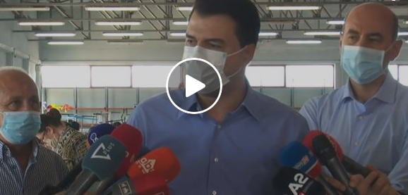 VIDEO/Basha viziton një fasoneri në Vorë: Plani i Rimëkëmbjes anti-COVID nuk është programi ynë elektoral