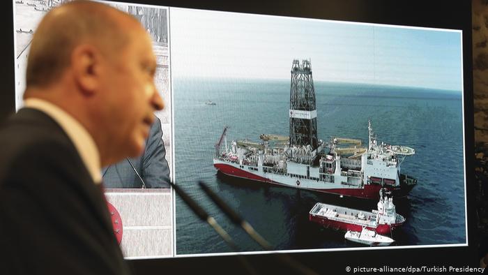 Zbardhet biseda e Erdogan me kreun e KE, mediat turke ‘ndezin’ konfliktin: Xhihadistë nga Siria gati të luftojnë kundër Greqisë