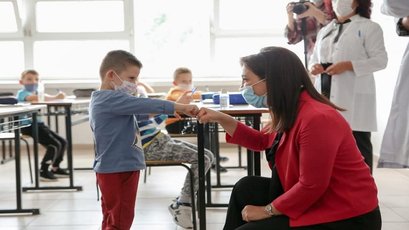 Ministrja e Arsimit Evis Kushi viziton gjimnazin “Bakushe Visha”, Fushë-Krujë në ditën e parë të detyrës