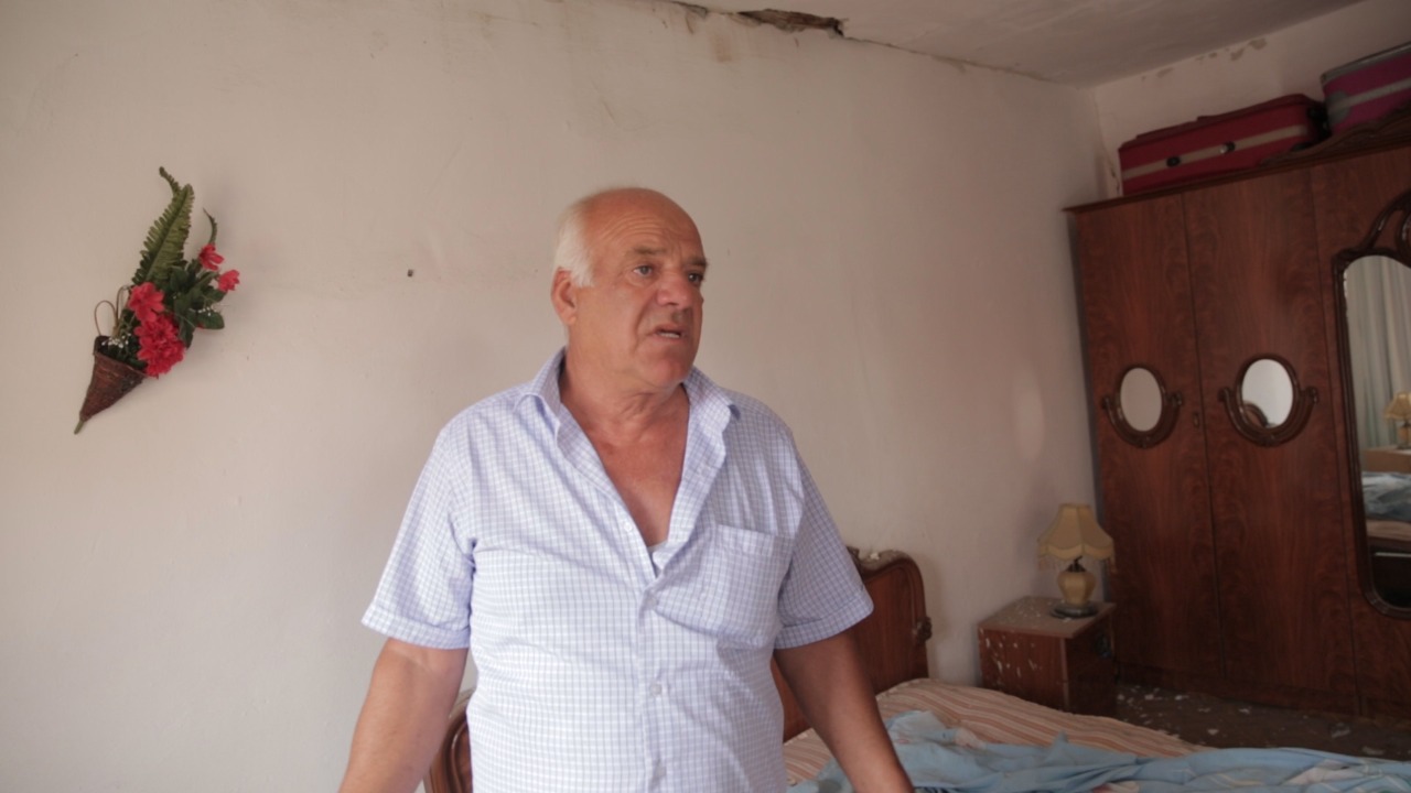 VIDEO/”Komisioni i vlerësimit më tha ku ka më keq se kjo”, Shtëpia e Sali Kokomanit nuk vlerësohet nga shteti: Të më japin 2 milionë lekë ta riparoj