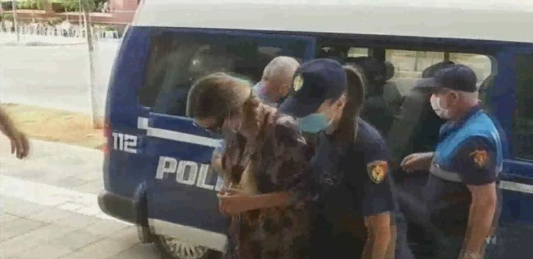 FOTO/Fjolla Morina shoqërohet në Gjykatë nga policët, garancia në para që kërkon Gjykata