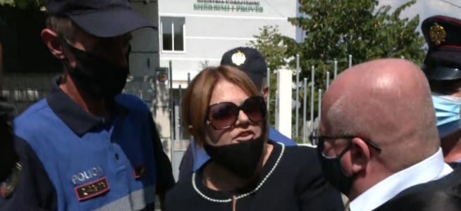 ‘Më çuan në bodrum’/ Gjyqtarja Mimoza Margjeka përplaset me policët, sherr para gjykatës