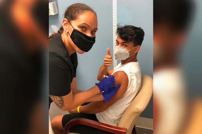 VIDEO/7 të vdekur në familjen e tij nga koronavirusi, i riu bëhet i pari që teston tri fazat e vaksinës së Oxford