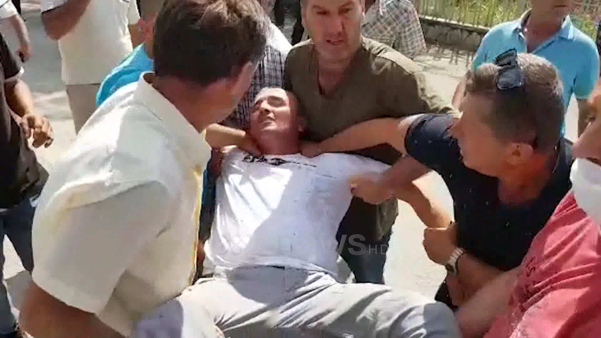 Tensione në Ballsh/Policia hedh gaz lotsjellës për shpërndarjen e protestuesve, njërit i bie të fikët