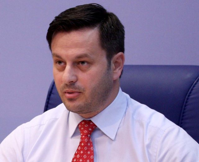 FOTO/Dorëhiqet sekretari i Përgjithshëm i Ministrisë së Brendshme, postin e rëndësishëm pranë Lleshajt e merr një femër