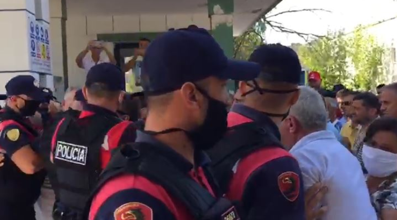 VIDEO/“Qeveria i vjedh, pastaj i rreh”, PD kundër dhunës policore ndaj naftëtarëve