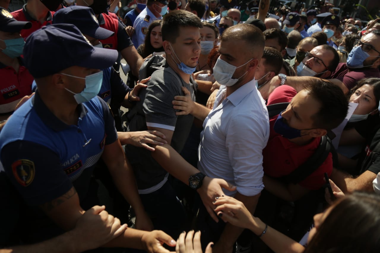 “Kemi marrë masat edhe për dhunë”/Protesta e naftëtarëve zhvendoset tek ministria, tentojnë të çajnë kordonin e policisë